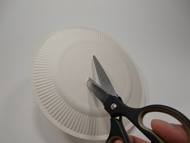 紙皿のフリスビーの作り方2